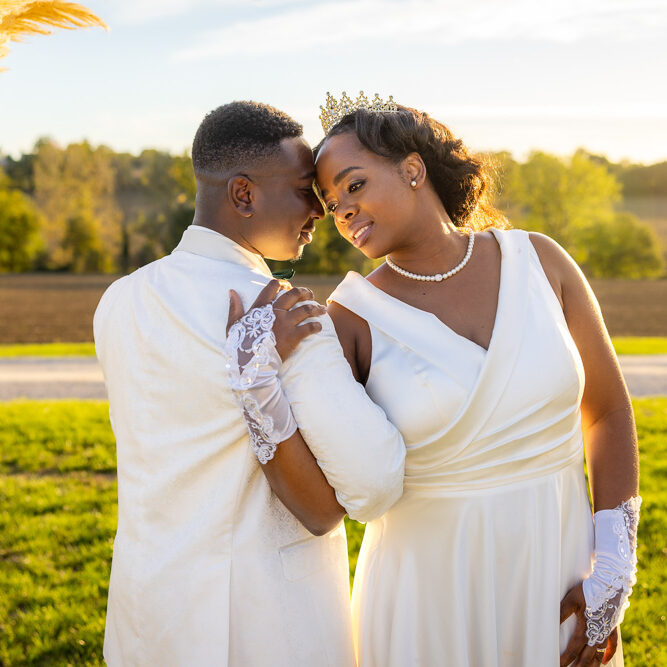 Mariés qui s'enlacent