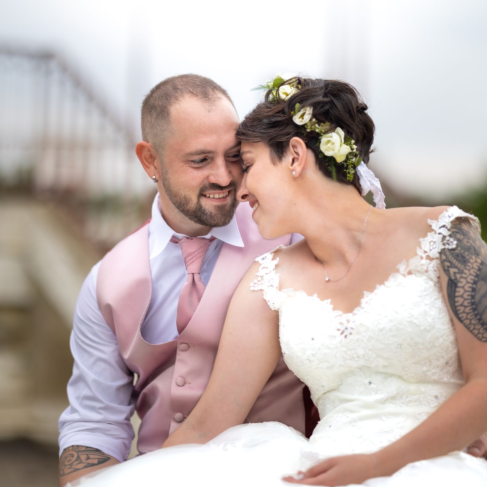 Photo de mariage à Toulouse – Couple de mariés qui s'enlacent