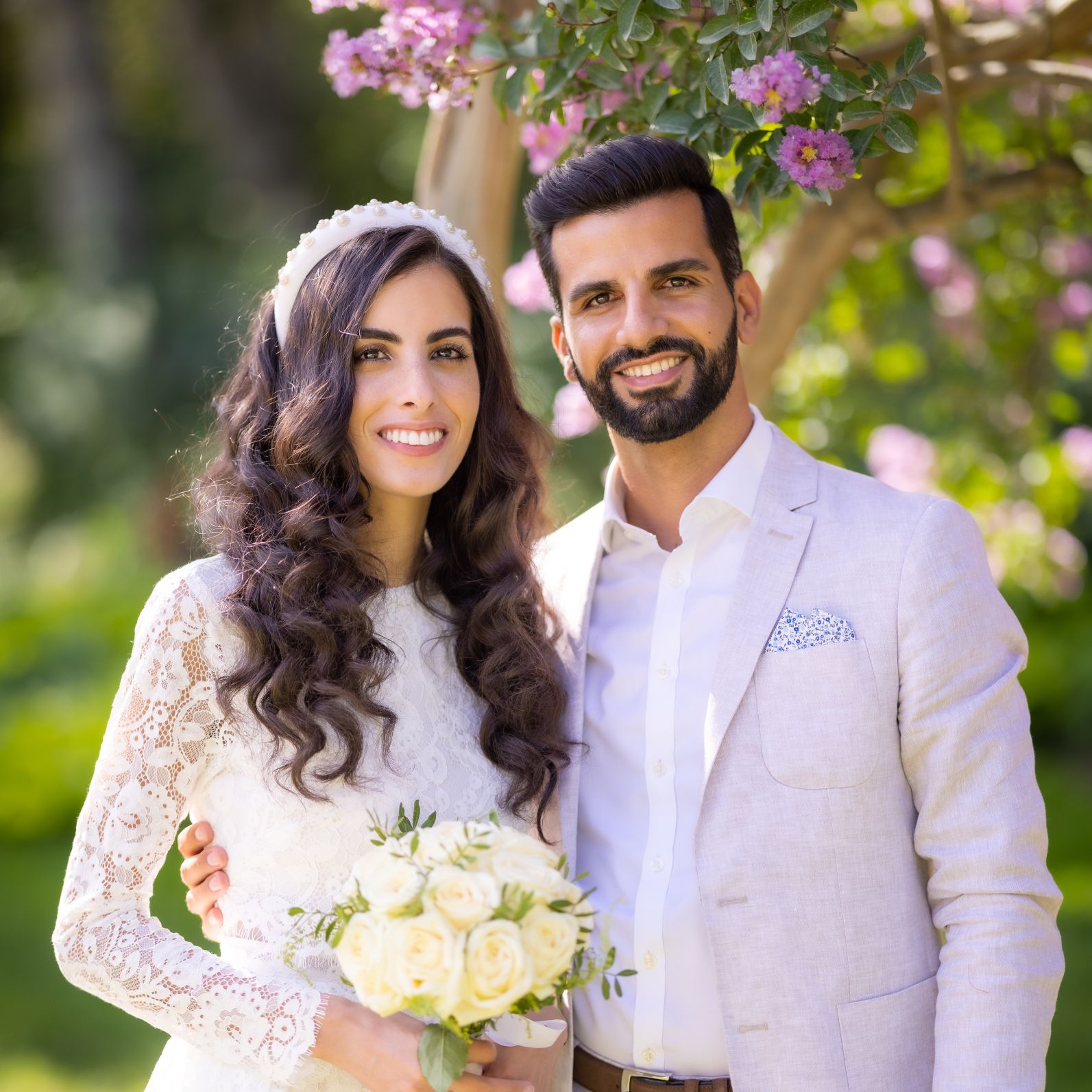 Photo de mariage à Toulouse – Couple de mariés devant fleurs roses