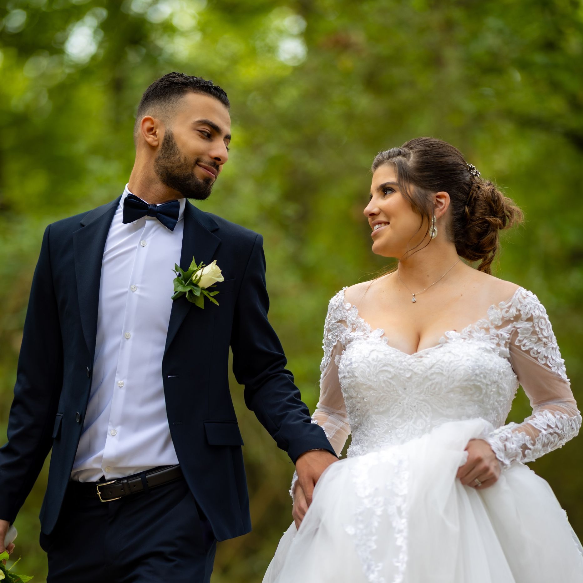 Photo de mariage à Toulouse – mariés qui se tiennent la main