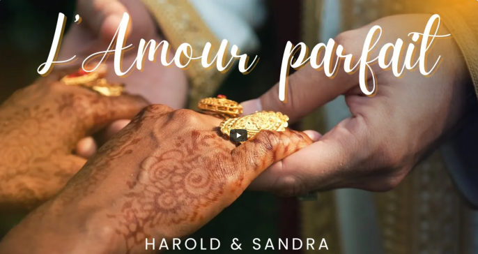 Mariés qui se tiennent la main avec bague de mariée