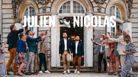 Sortie des mariés devant la mairie, les deux mariés se tiennent la main