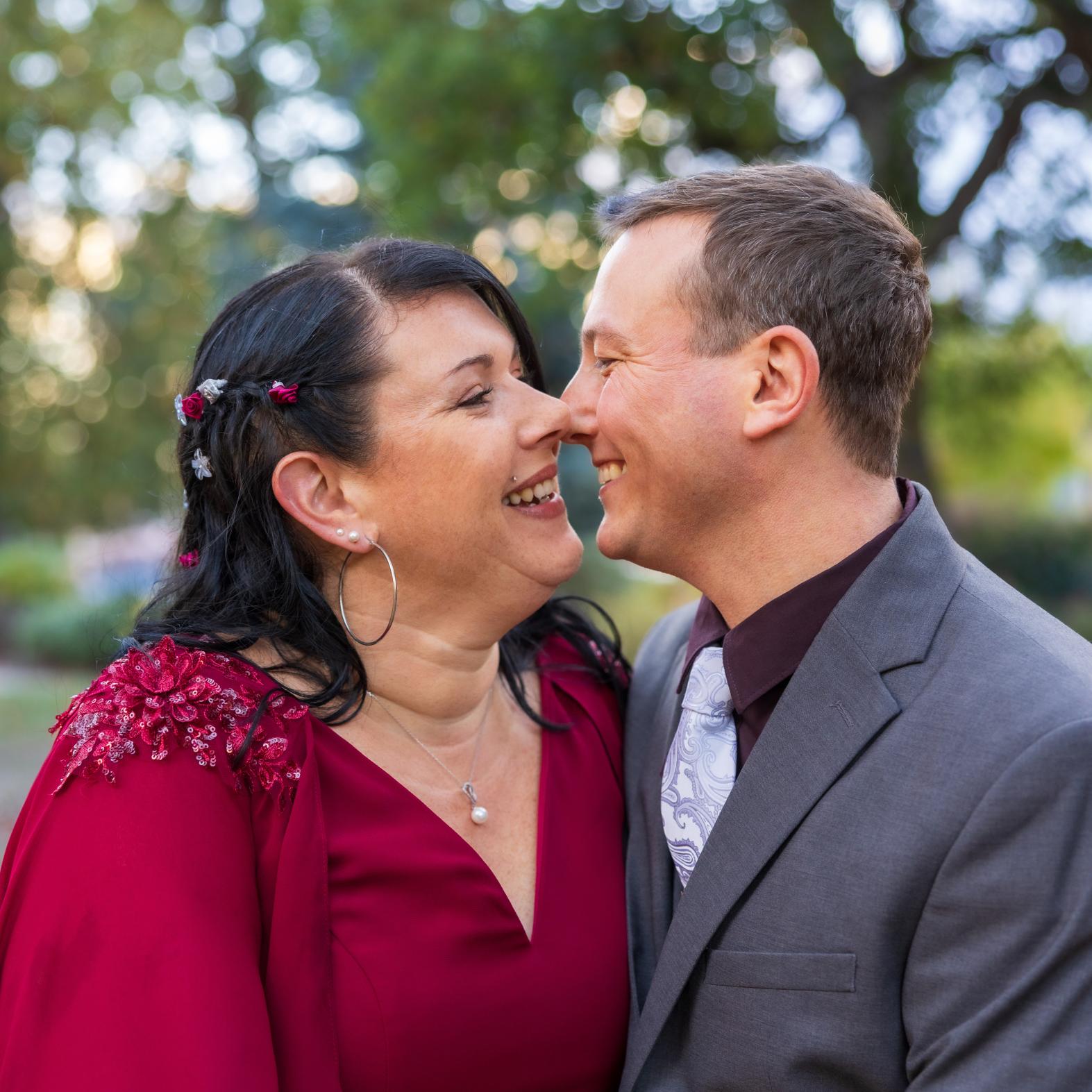Photo de mariage à Toulouse – Couple de mariés qui s'embrassent