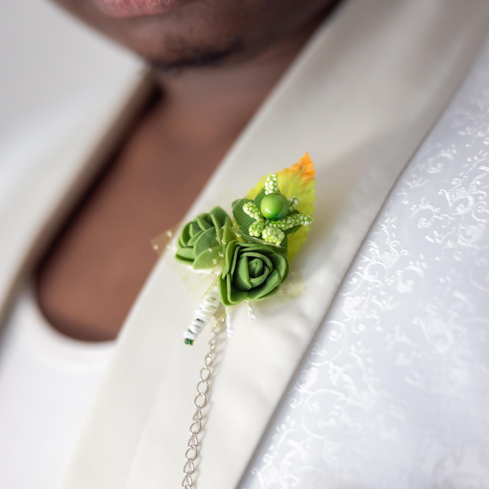 Photo de mariage à Toulouse – Fleur sur costume