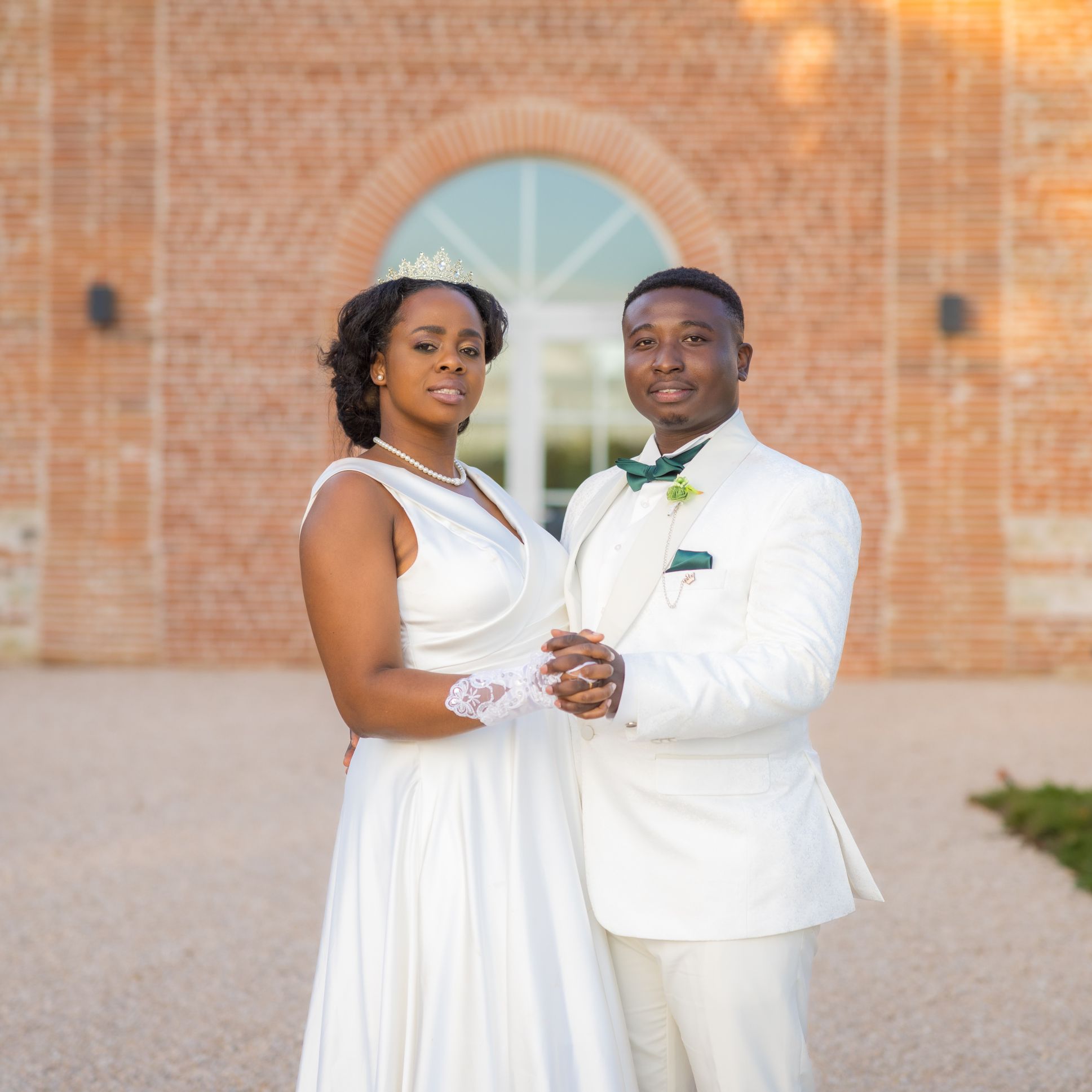 Photo de mariage à Toulouse – Couple de mariés devant bâtiment en brique