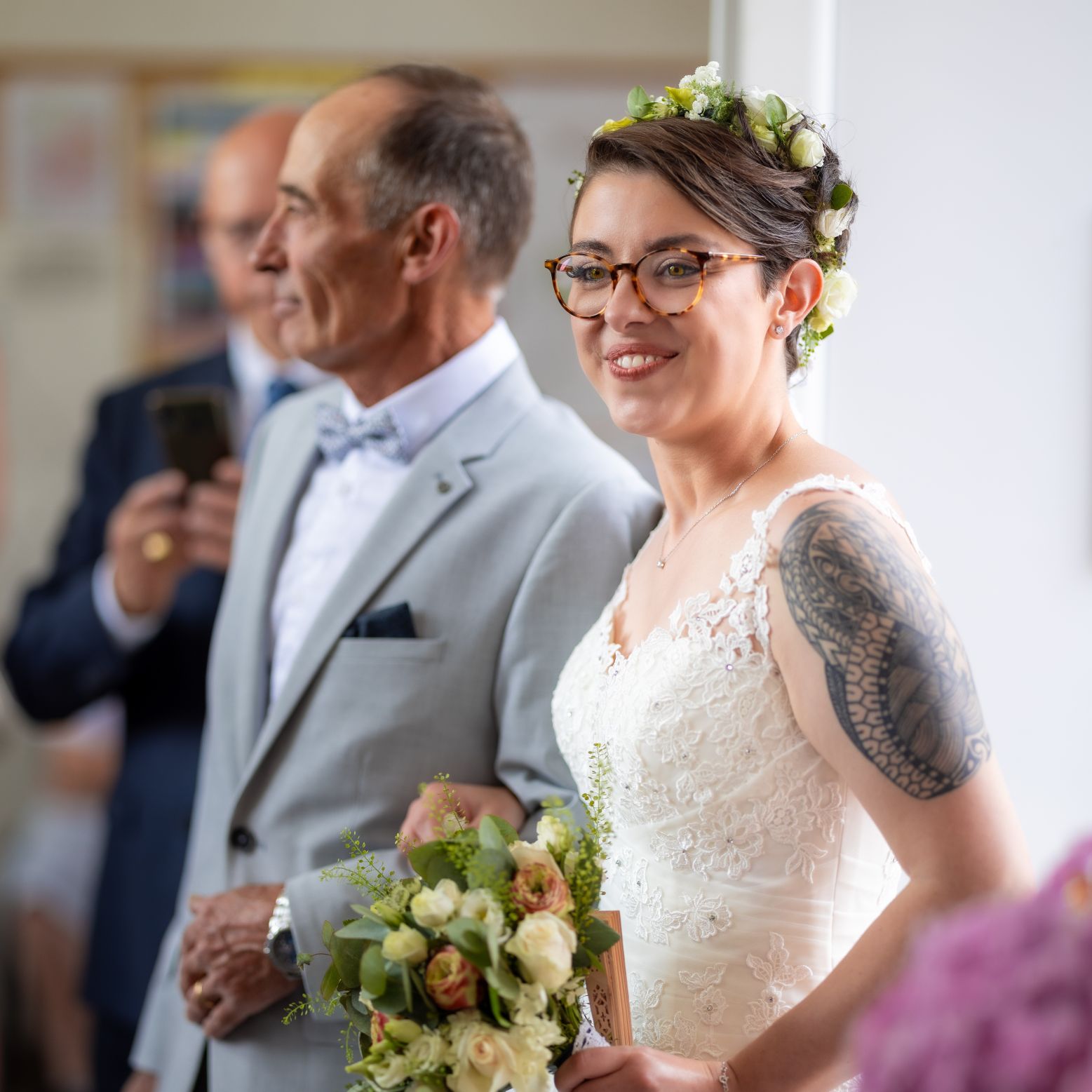 Photo de mariage à Toulouse – Mariée qui arrive avec son père à la mairie