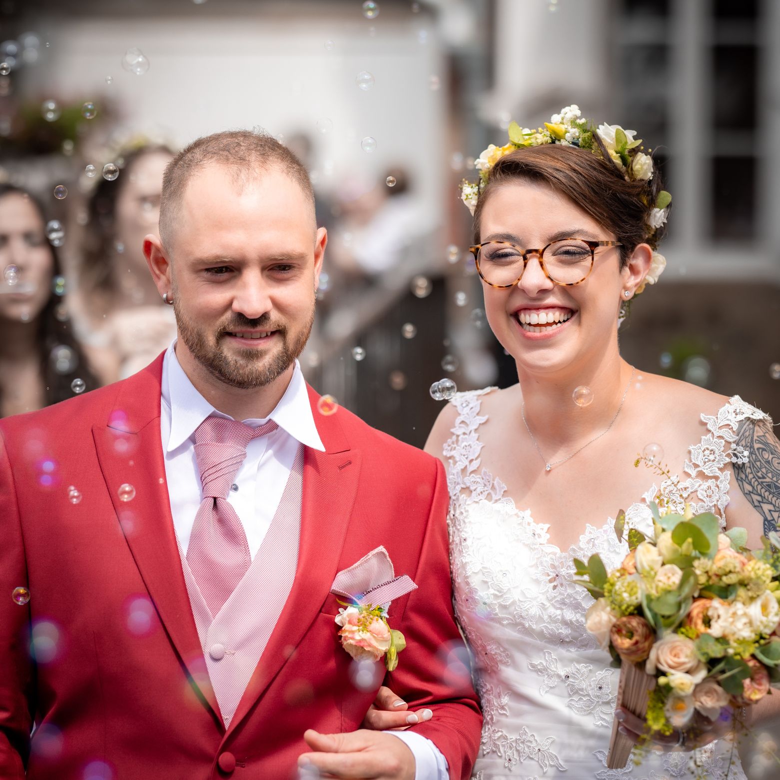 Photo de mariage à Toulouse – Couple de mariés qui sortent de la mairie