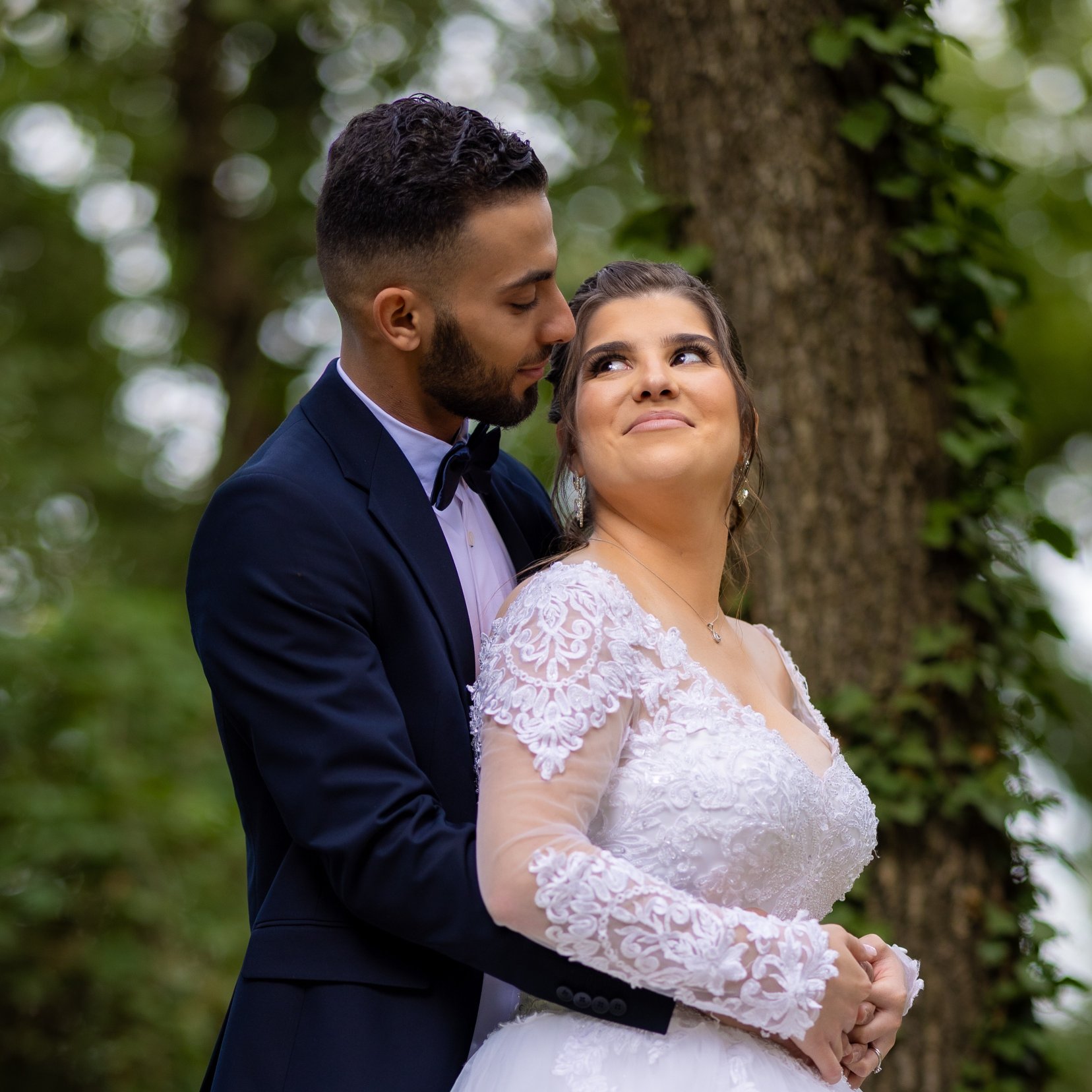 Photo de mariage à Toulouse – Mariés qui s'enlacent