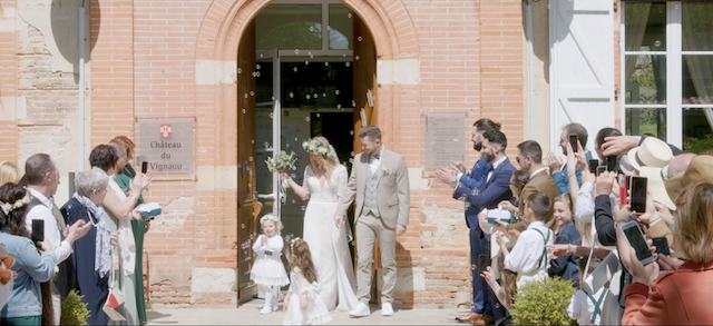 Mariés qui sortent de la mairie